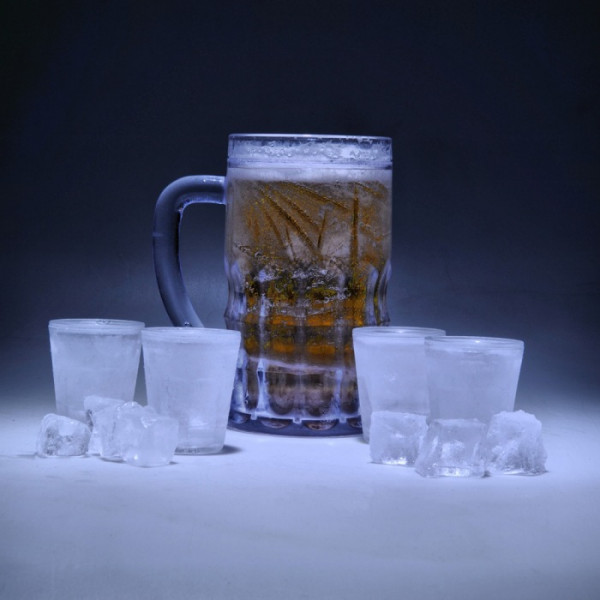 Lodowa szklanka do piwa wykonana z akrylu, 600 ml.