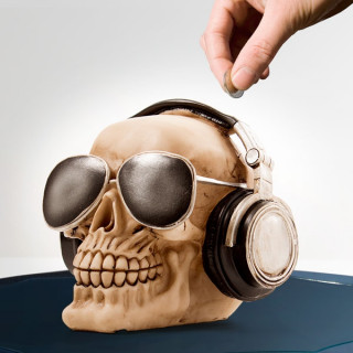 Skarbonka w kształcie czaszki z okularami i słuchawkami