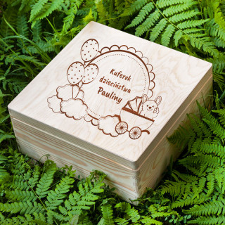 Drewniane pudełko "Kuferek dzieciństwa" z wybranym imieniem (30x30cm)