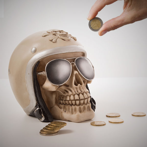 Skarbonka w kształcie czaszki w kasku motocyklisty