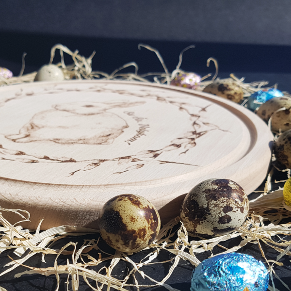 Grawerowana drewniana deska do krojenia "Wesołych Świąt Wielkanocnych"