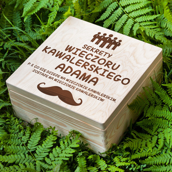 Drewniane pudełko "Sekrety wieczoru kawalerskiego" z wybranym przez Ciebie imieniem (30x30cm)