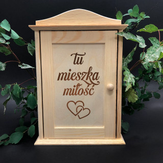Drewniana skrzynka na klucze „Tu mieszka miłość”