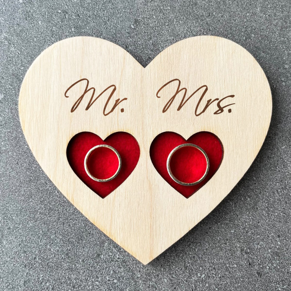 Grawerowana drewniana taca na obrączki "Mr ir Mrs"