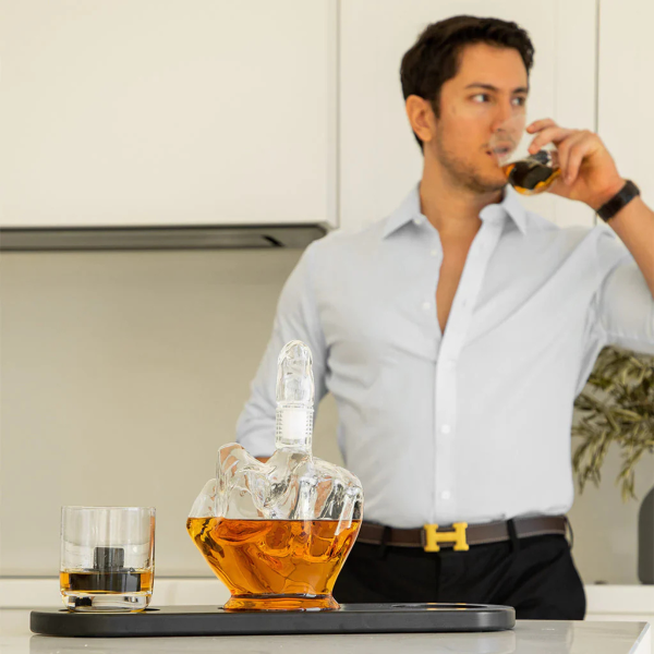 Zestaw karafki i 2 kieliszków "Middle finger"