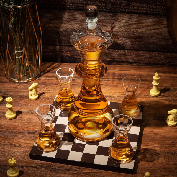 Zestaw karafki i 4 kieliszków "Royal Chess"