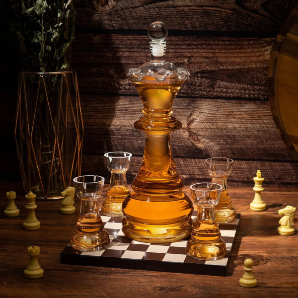 Zestaw karafki i 4 kieliszków "Royal Chess"