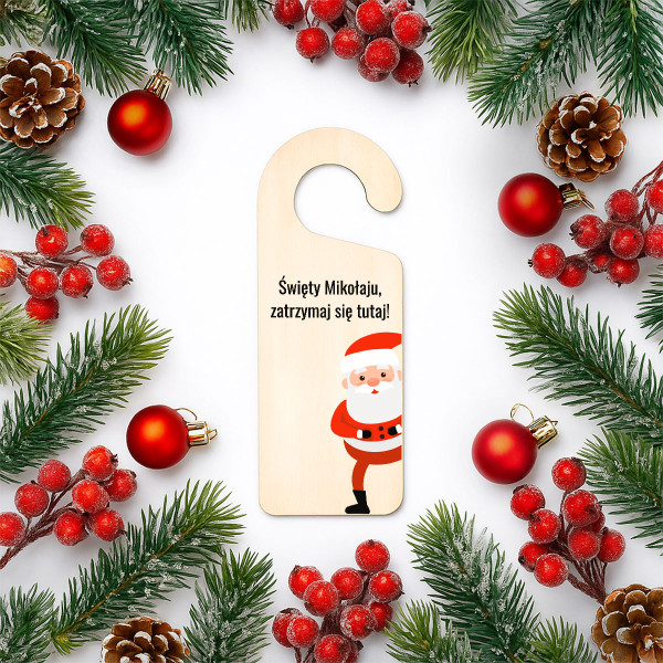 Wiszący drewniany znak na drzwiach "Święty Mikołaju, zatrzymaj się tutaj"